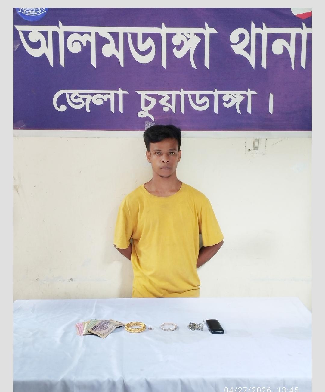 আলমডাঙ্গায় চুরির ঘটনায় হাতেনাতে ধরা যুবক, স্বর্ণ-রুপাসহ নগদ অর্থ উদ্ধার।